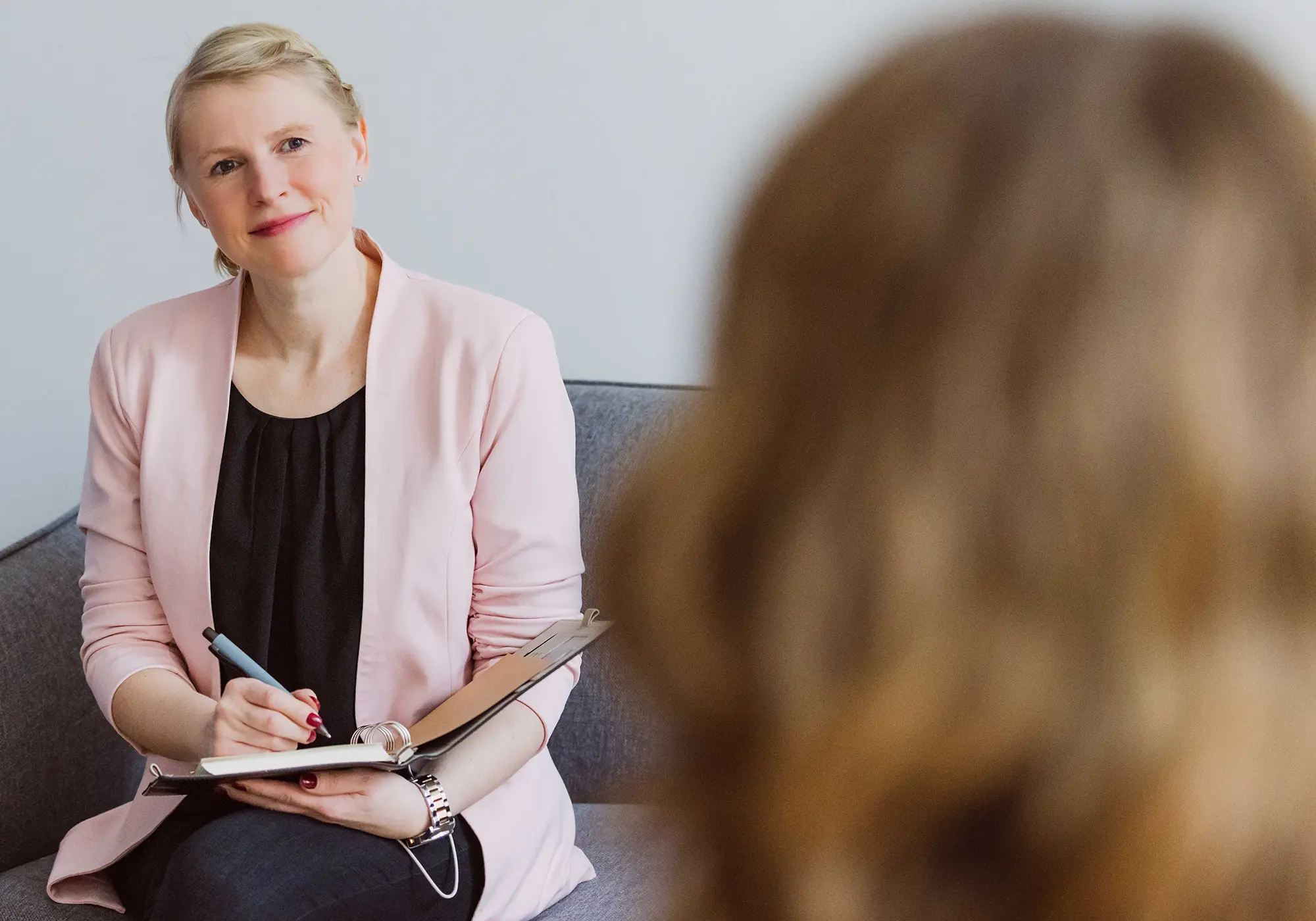 Nicole zuhörend beim Einzelcoaching